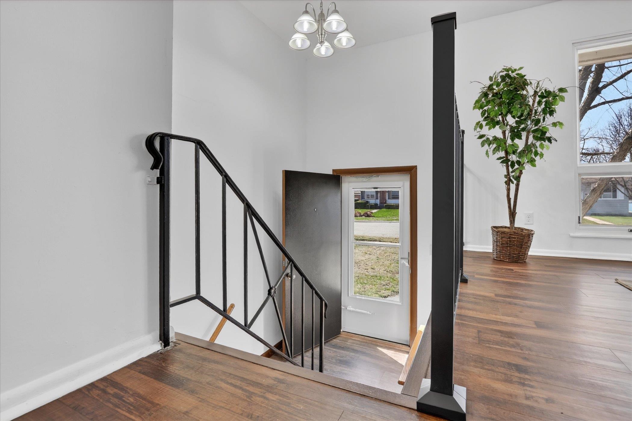 2043 Linway Drive Beloit, WI 53511 - Photo 6 of 59