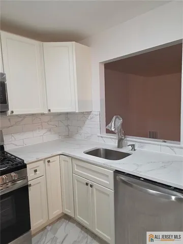 $299,000 | 309 Sunshine Court, Unit 309, Sayreville, NJ 08859