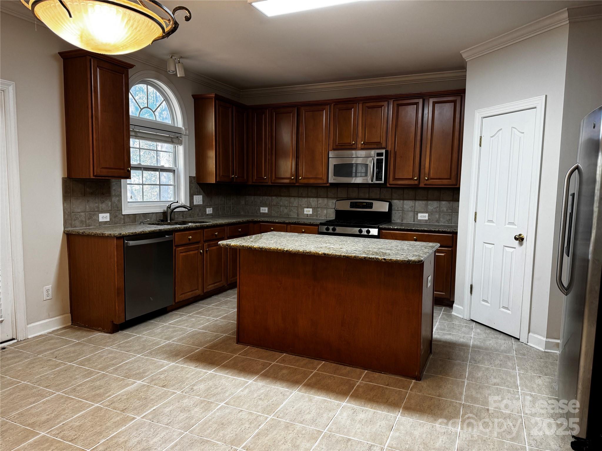 15628 Sullivan Ridge Drive Charlotte, NC 28277 - Photo 11 of 29 a kitchen with stainless steel appliances granite countertop a stove a sink a refrigerator and a microwave