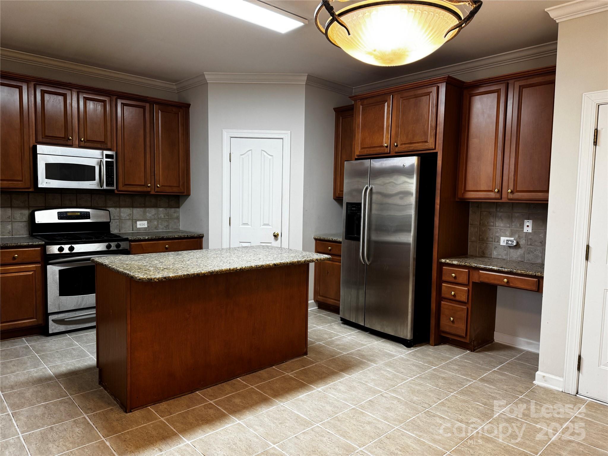 15628 Sullivan Ridge Drive Charlotte, NC 28277 - Photo 14 of 29 a kitchen with stainless steel appliances granite countertop a stove a refrigerator and a sink