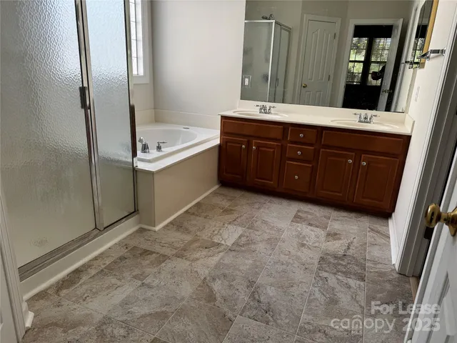 a view of entryway with window