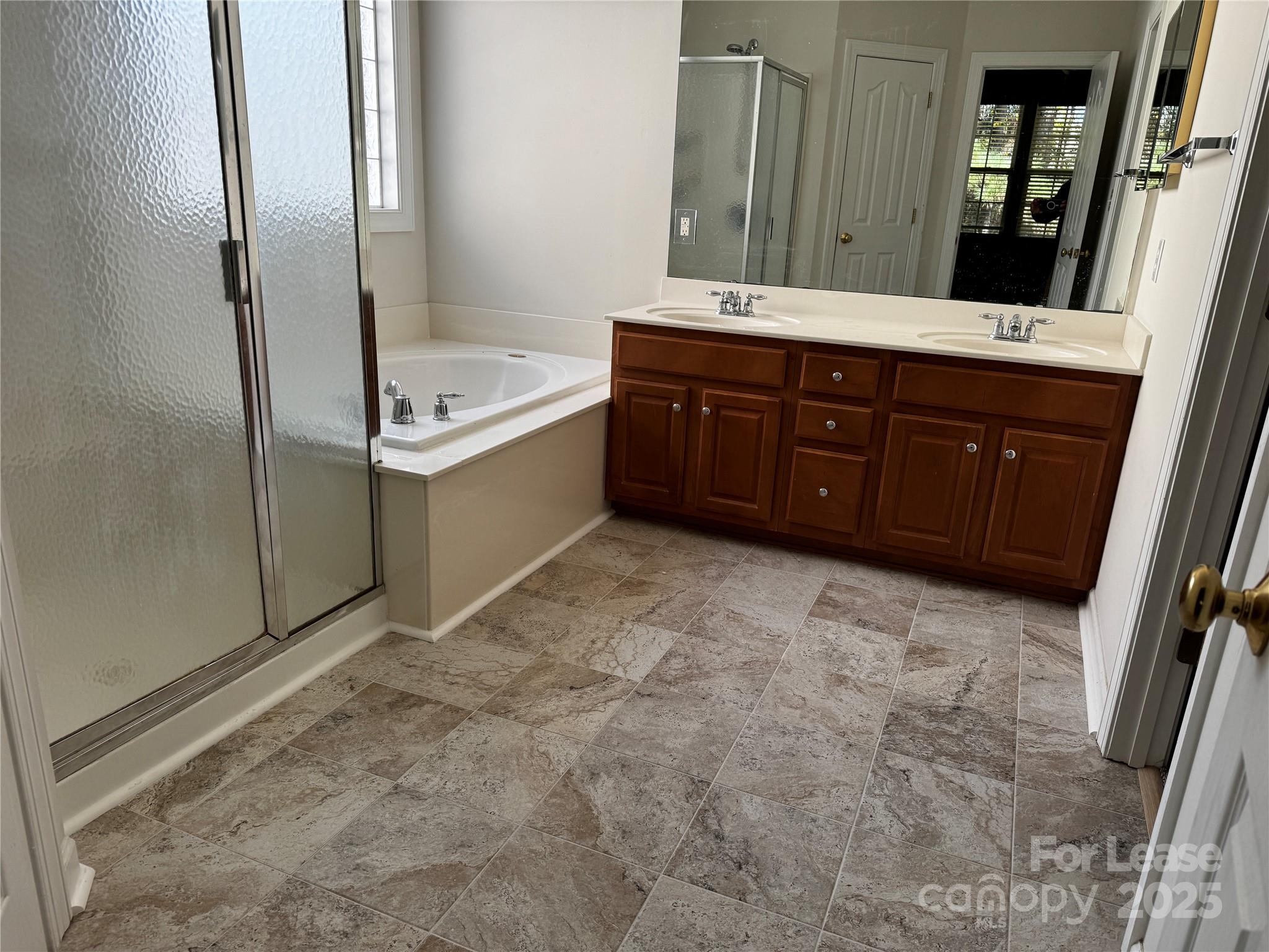 15628 Sullivan Ridge Drive Charlotte, NC 28277 - Photo 20 of 29 a bathroom with a tub sink and mirror