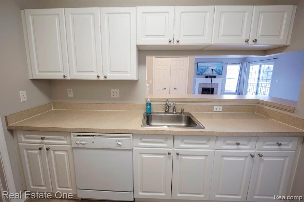 5305 Brookemonte Circle Rochester, MI 48306 - Photo 9 of 37 Gallery Image 9