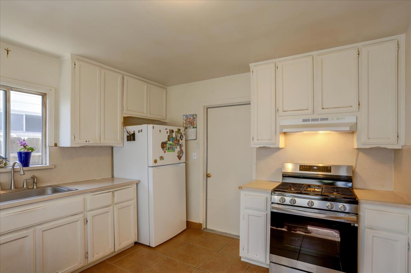 402 Haven Drive King City, CA 93930 - Photo 10 of 22 a kitchen with white cabinets and white appliances