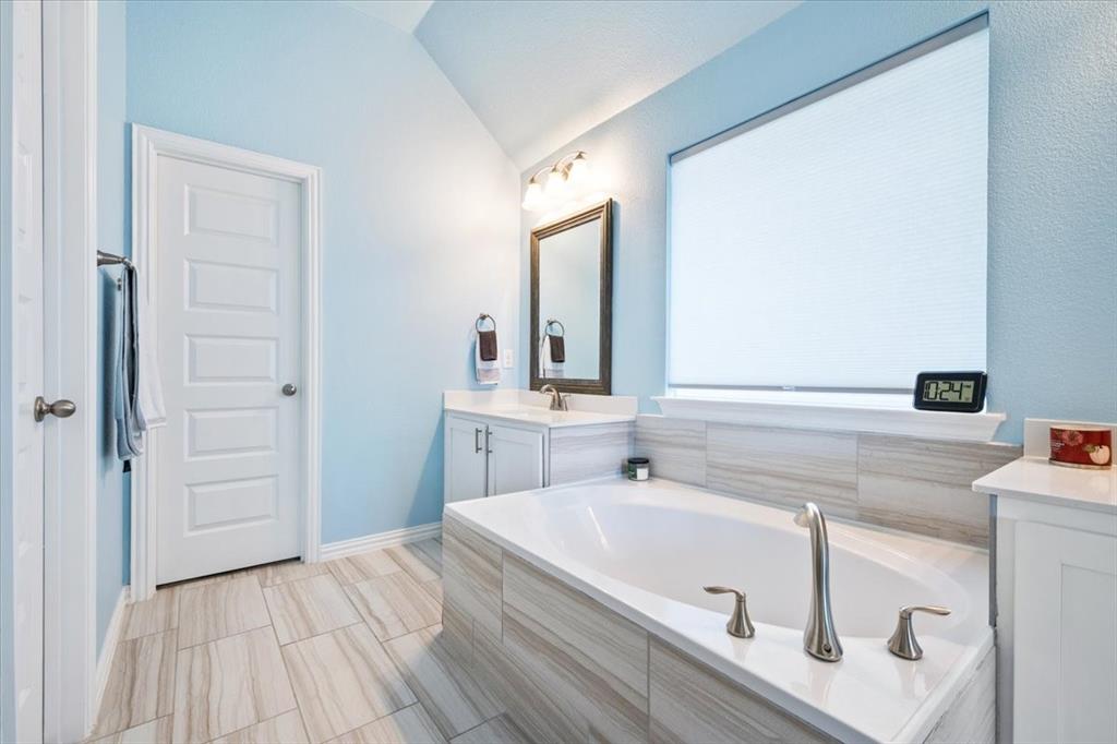 448 Windy Knoll Road Fort Worth, TX 76028 - Photo 21 of 40 Garden Tub