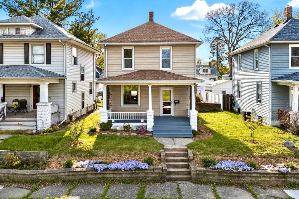 1179 26th Street Moline, IL 61265 - Photo 1 of 34 a front view of a house with a yard