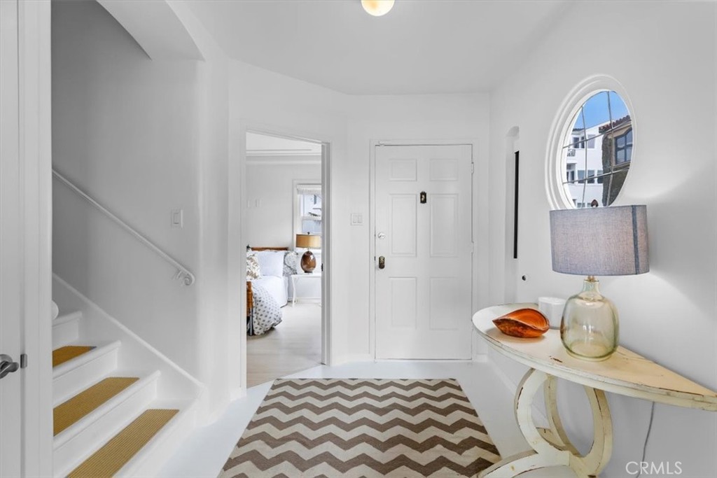 2000 The Strand Manhattan Beach, CA 90266 - Photo 20 of 57 a bedroom with a bed and a lamp