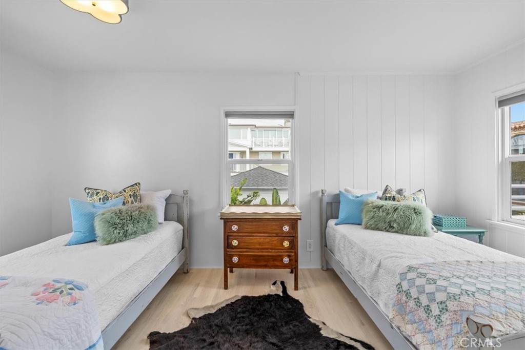 2000 The Strand Manhattan Beach, CA 90266 - Photo 30 of 57 a bedroom with a bed and a window