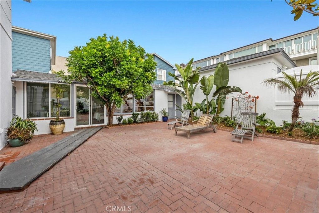 2000 The Strand Manhattan Beach, CA 90266 - Photo 37 of 57 a row of palm trees in front of house