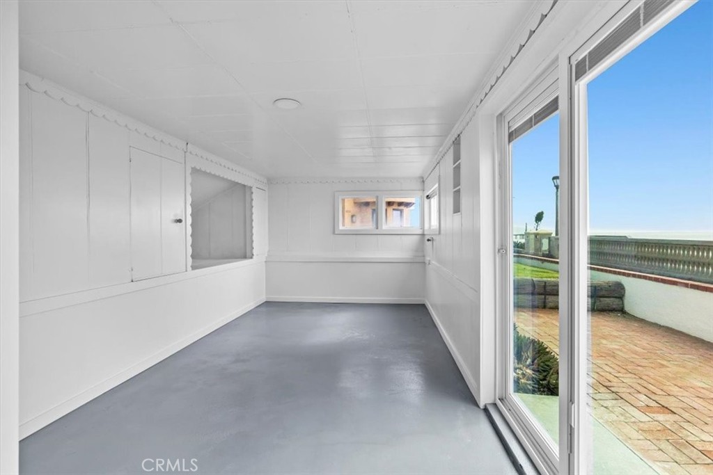 2000 The Strand Manhattan Beach, CA 90266 - Photo 41 of 57 a view of an empty room with window