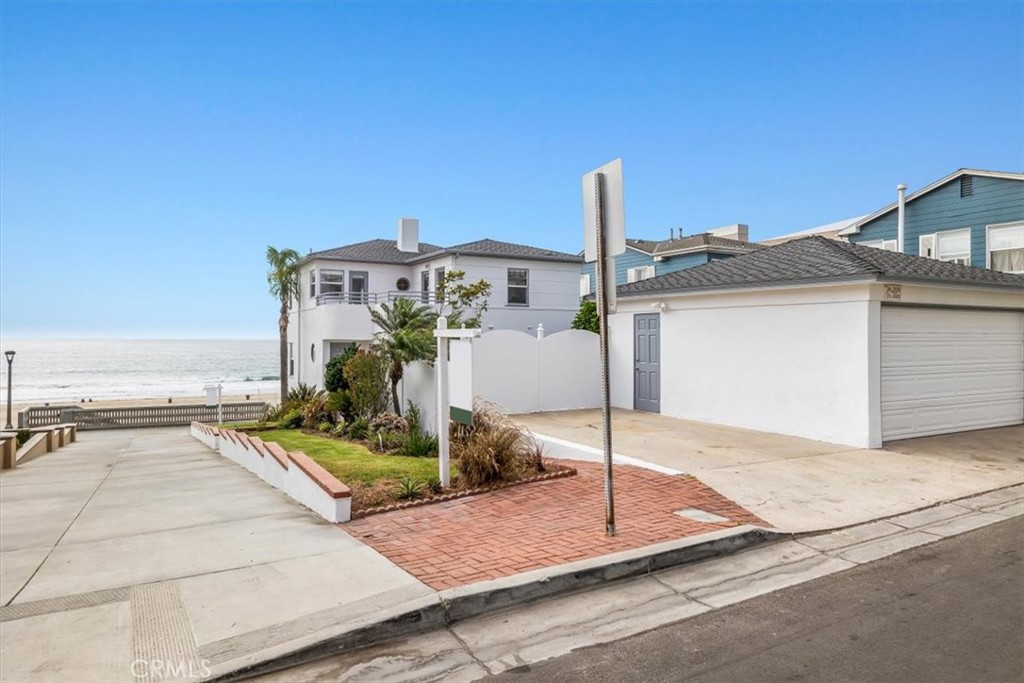 2000 The Strand Manhattan Beach, CA 90266 - Photo 45 of 57 a view of a terrace with a bench