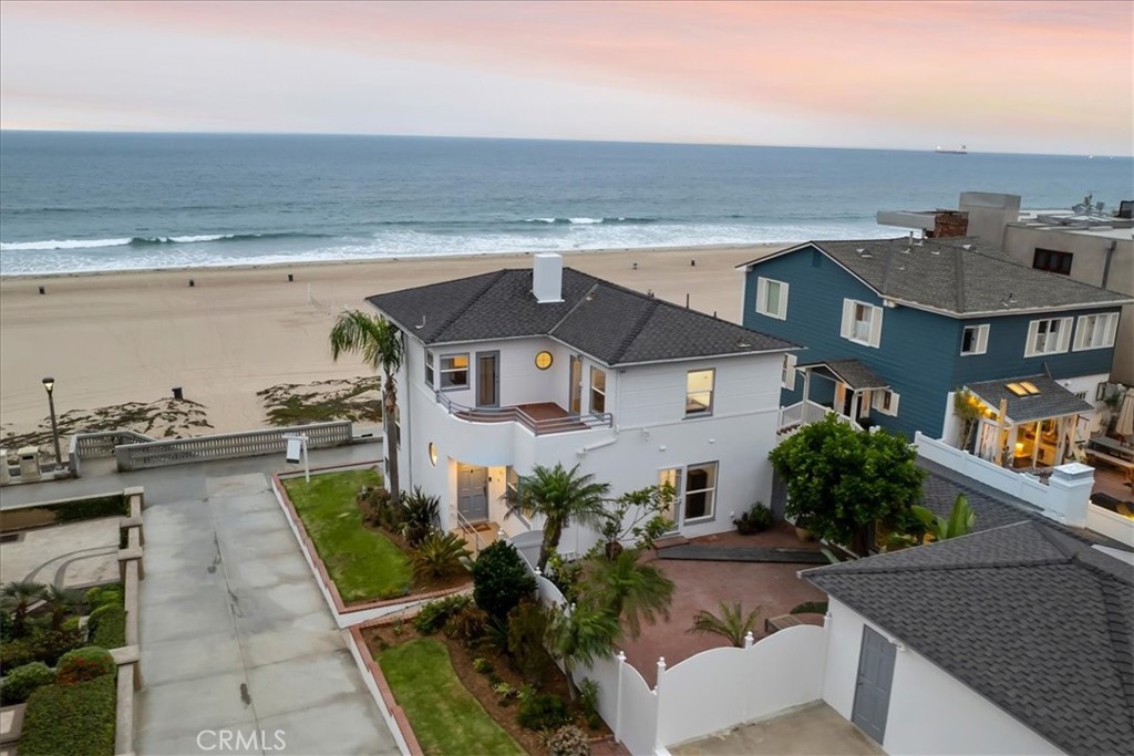 2000 The Strand Manhattan Beach, CA 90266 - Photo 51 of 57 a aerial view of a house with a yard