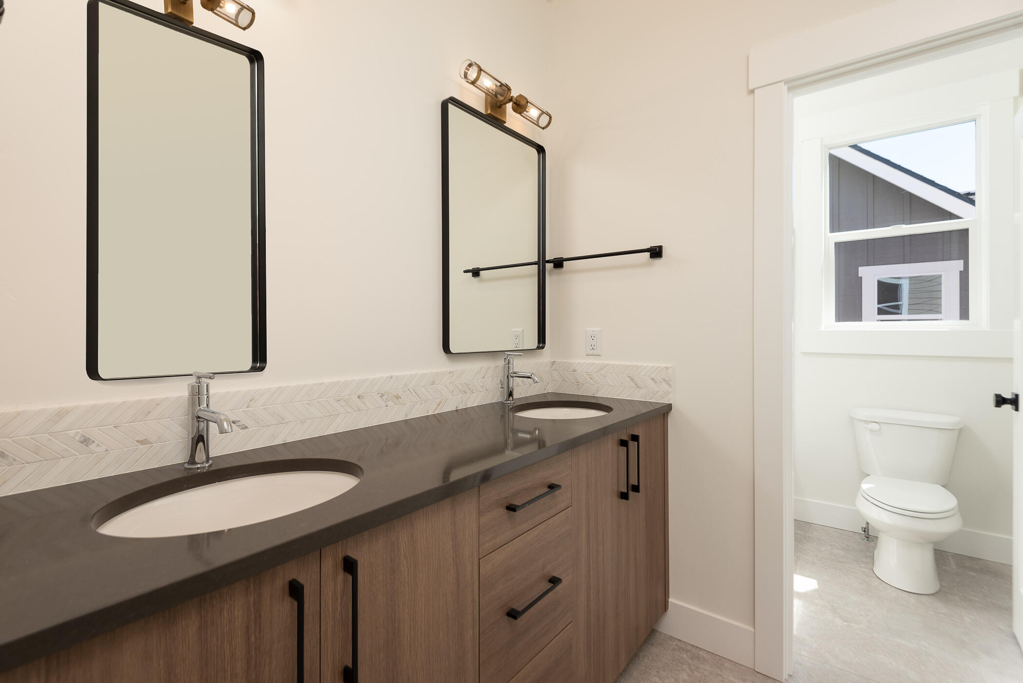 20474 Murphy Road Bend, OR 97702 - Photo 28 of 33 Guests Bathroom
