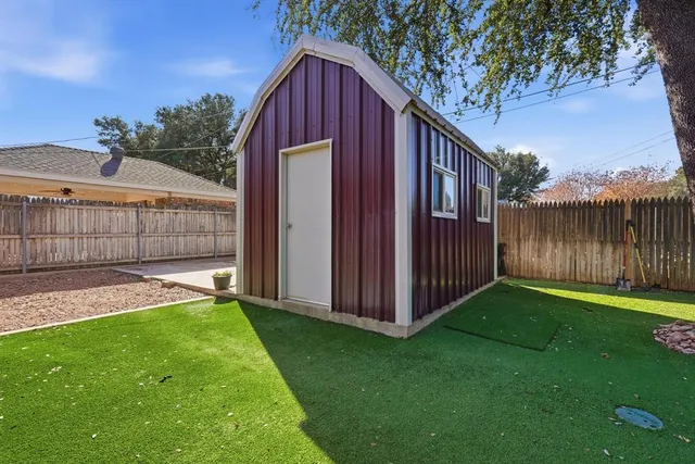a view of backyard with tub
