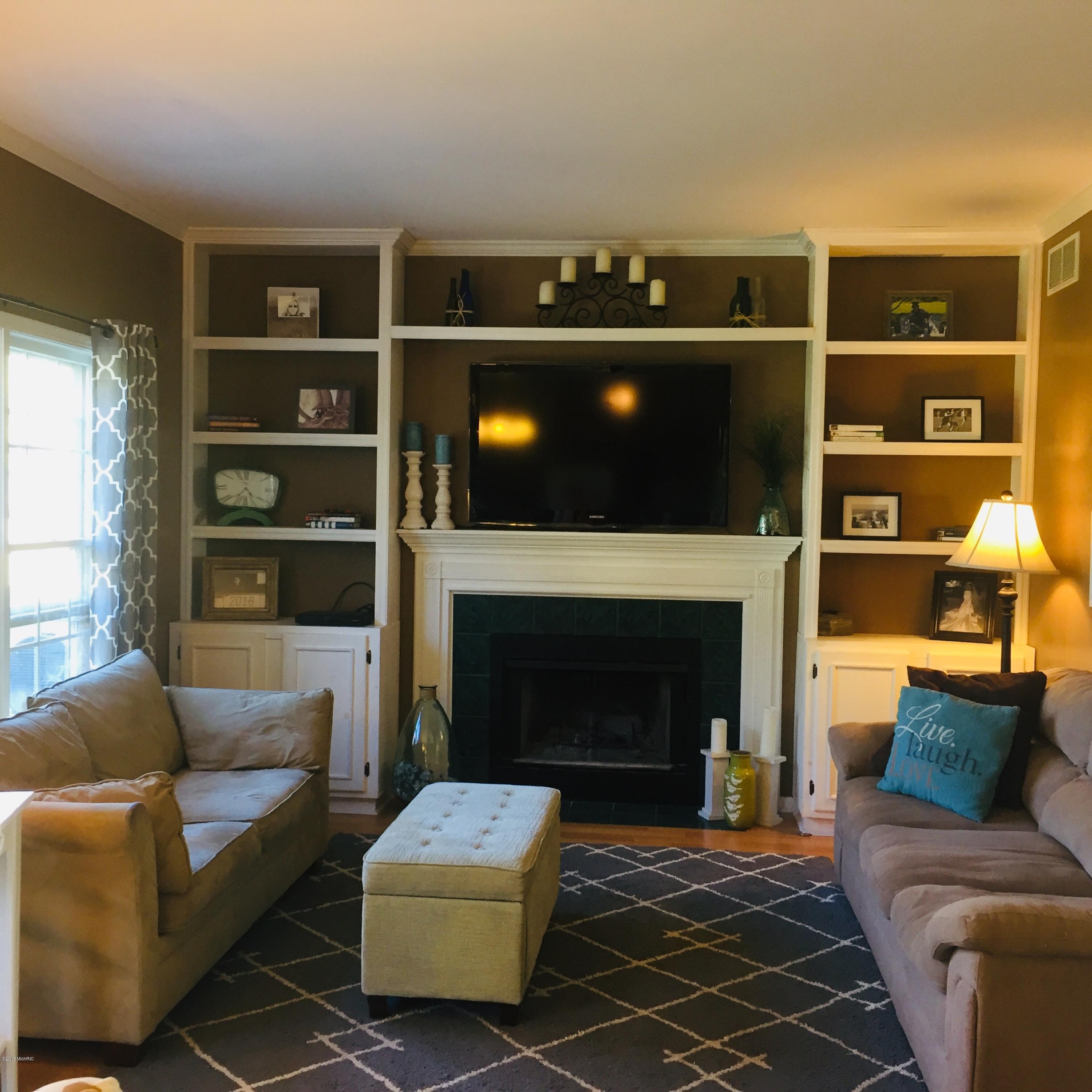 4665 Browntown Road Bridgman, MI 49106 - Photo 10 of 44 Living Room