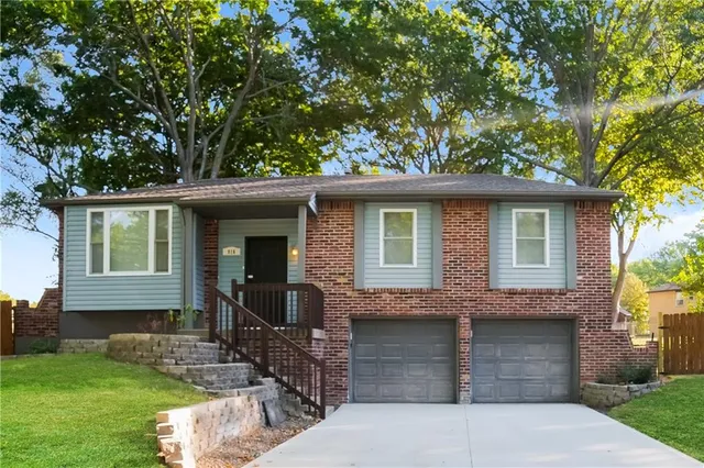 $1,800 | 816 Northwest Buckingham Place, Blue Springs, MO 64015