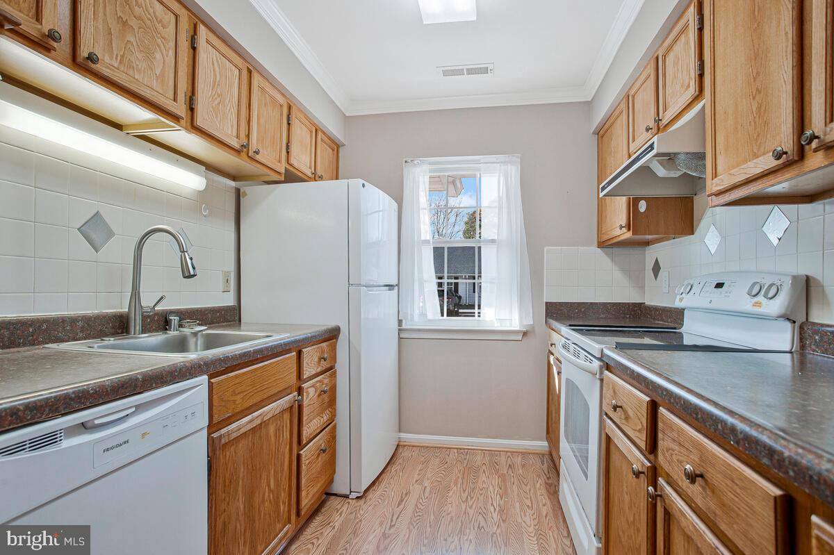 9264 Cherry Lane, Unit 47 Laurel, MD 20708 - Photo 17 of 30 Galley kitchen