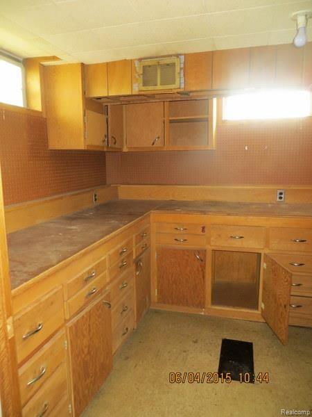 25286 Hayes Road Roseville, MI 48066 - Photo 11 of 15 work area in basement.jpg