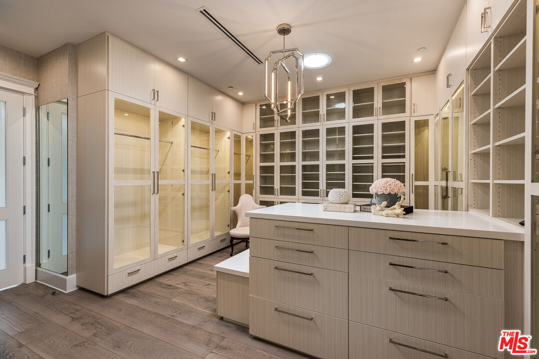 624 North Bonhill Road Los Angeles, CA 90049 - Photo 19 of 48 a view of cabinets and window