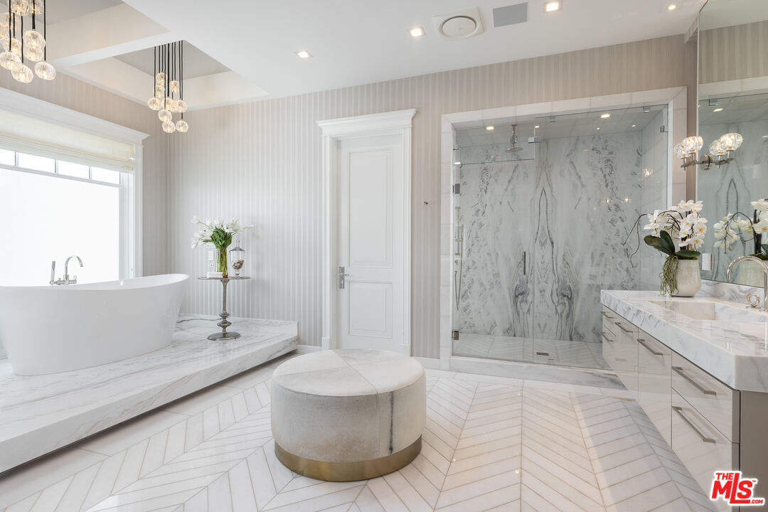 624 North Bonhill Road Los Angeles, CA 90049 - Photo 20 of 48 a bathroom with a tub shower sink and mirror