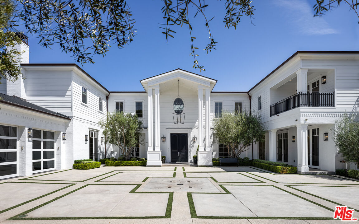 624 North Bonhill Road Los Angeles, CA 90049 - Photo 3 of 48 a front view of a building with garden