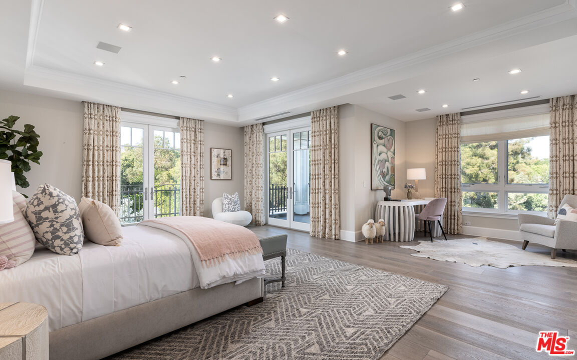 624 North Bonhill Road Los Angeles, CA 90049 - Photo 23 of 48 a spacious bedroom with a large bed and large windows