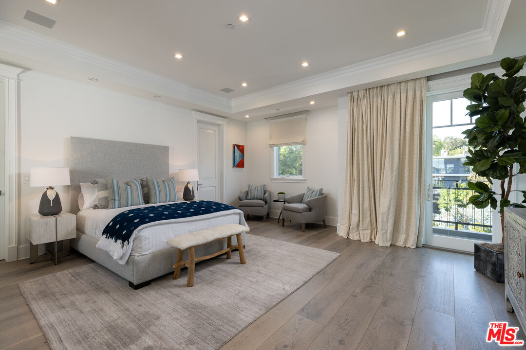 624 North Bonhill Road Los Angeles, CA 90049 - Photo 25 of 48 a spacious bedroom with a bed and a wooden floor