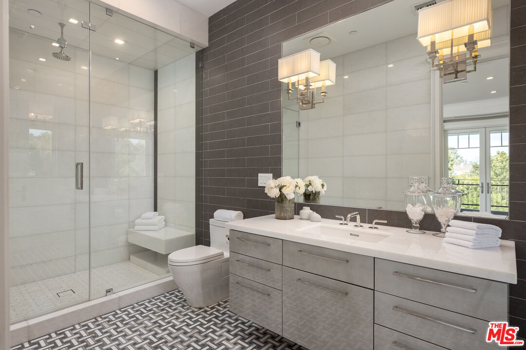 624 North Bonhill Road Los Angeles, CA 90049 - Photo 28 of 48 a bathroom with a sink a toilet and shower