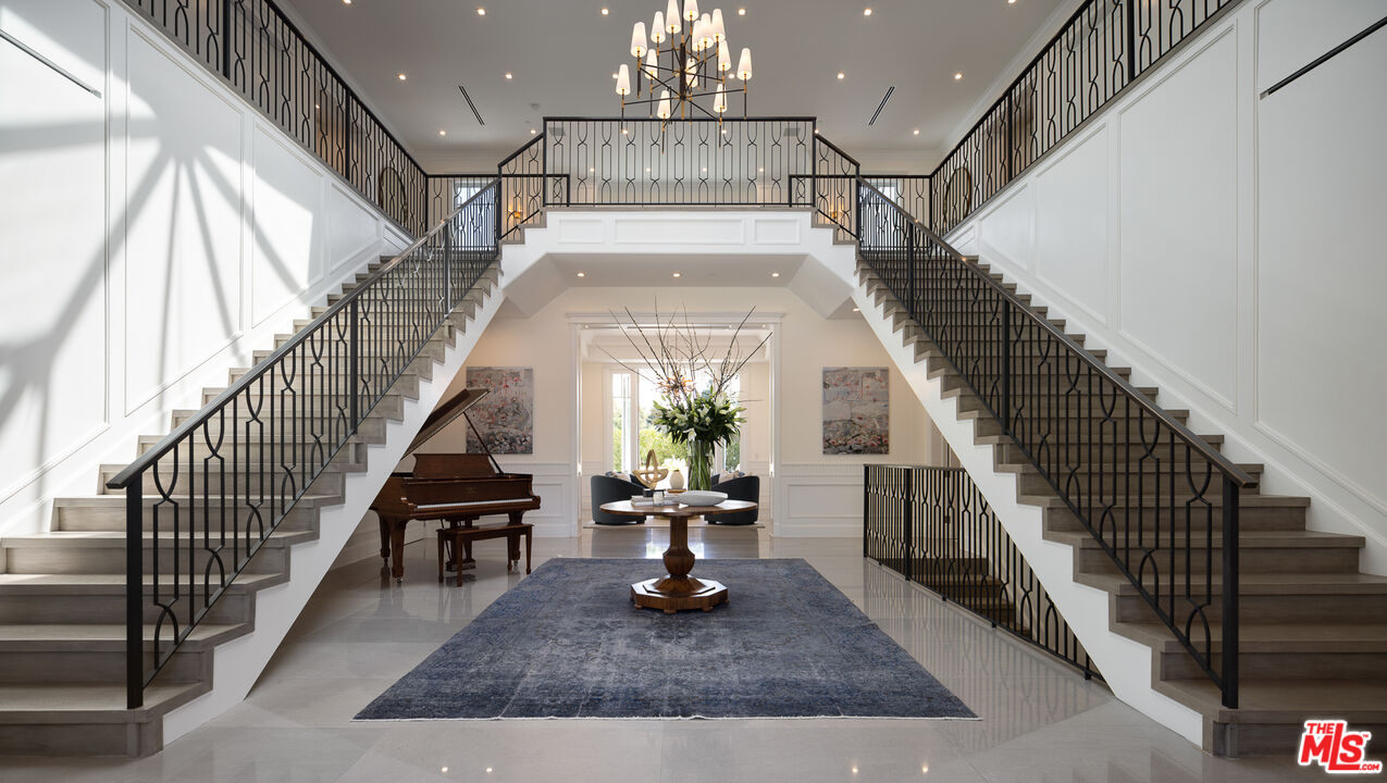 624 North Bonhill Road Los Angeles, CA 90049 - Photo 4 of 48 a view of entryway and hall