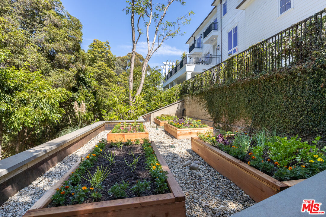 624 North Bonhill Road Los Angeles, CA 90049 - Photo 40 of 48