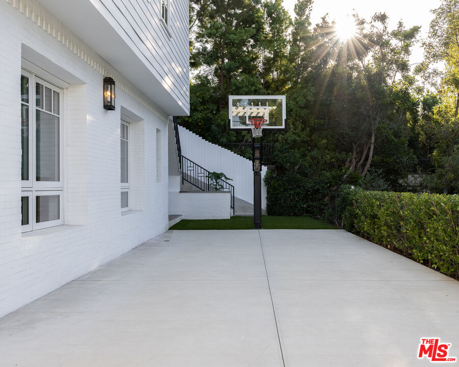 624 North Bonhill Road Los Angeles, CA 90049 - Photo 41 of 48 a view of entryway