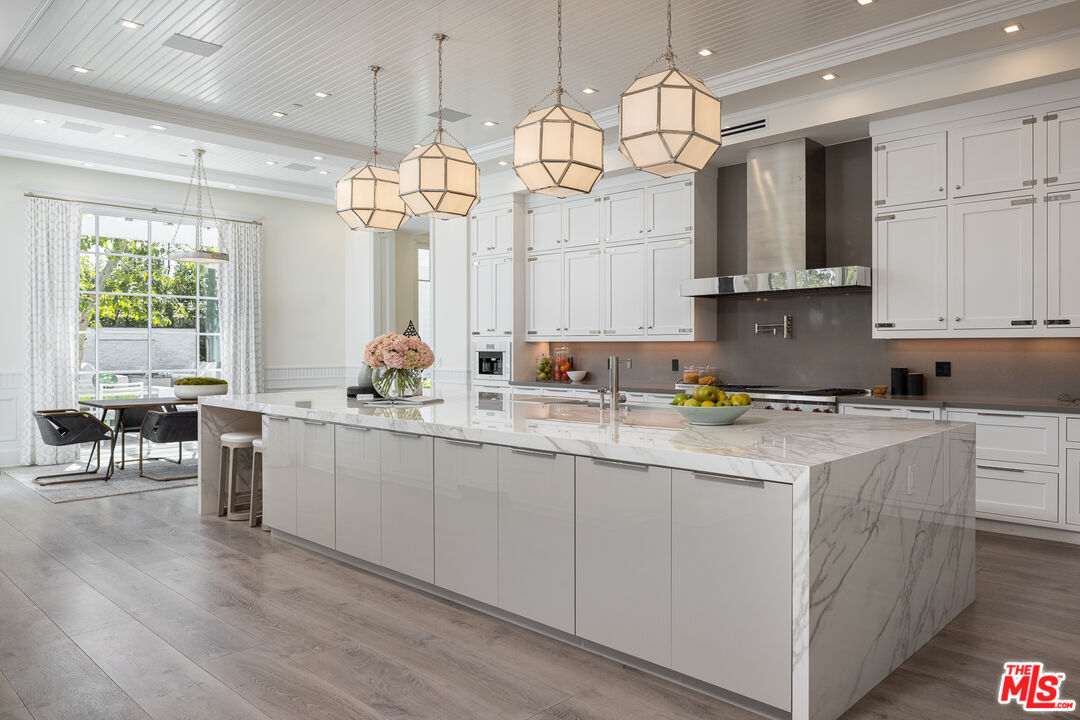 624 North Bonhill Road Los Angeles, CA 90049 - Photo 8 of 48 a kitchen with cabinets a center island and appliances