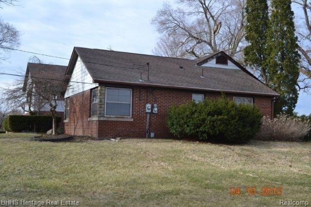 3241 North Burkhart Road Howell, MI 48855 - Photo 3 of 25 Side of House