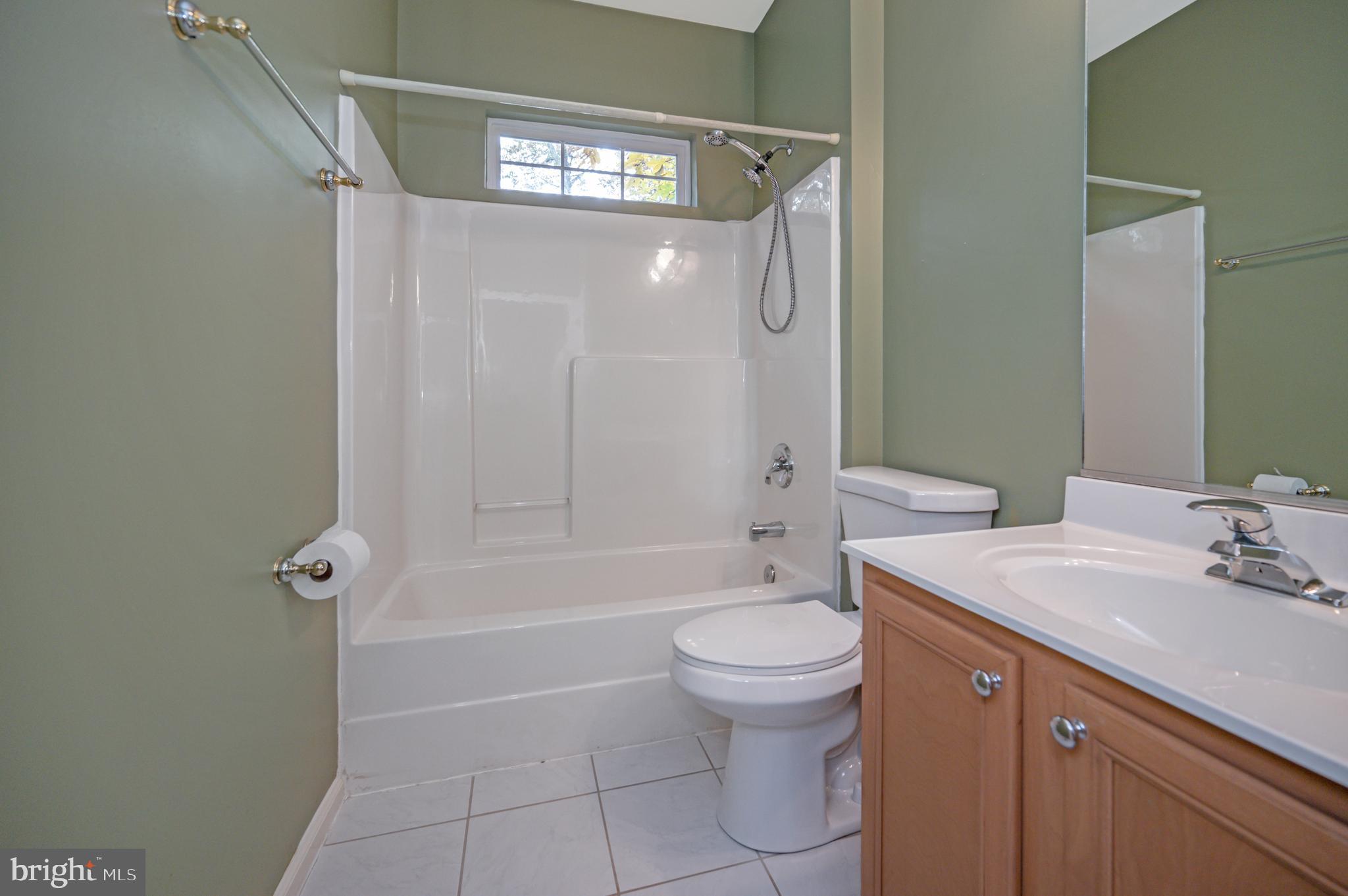 110 Battlefield Road Locust Grove, VA 22508 - Photo 23 of 42 Hall bath with natural lighting