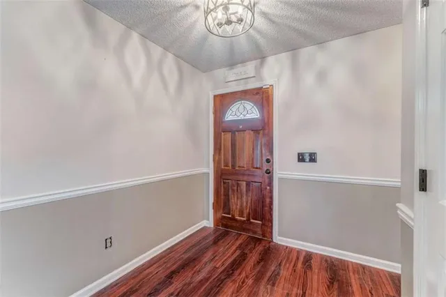 a view of a livingroom with furniture
