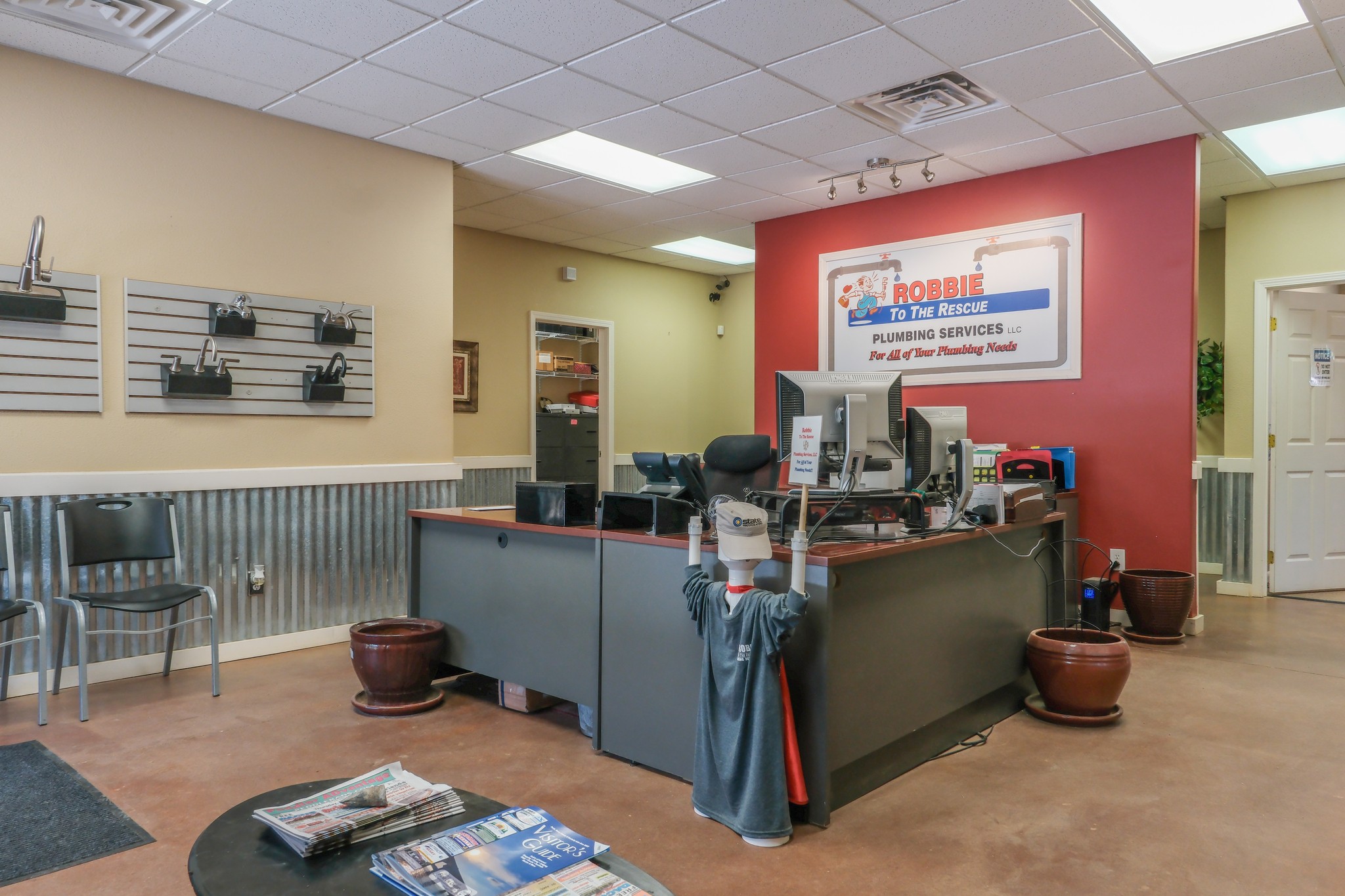 10610 Highway 79 Springville, TN 38256 - Photo 15 of 60 a room with furniture and a flat screen tv