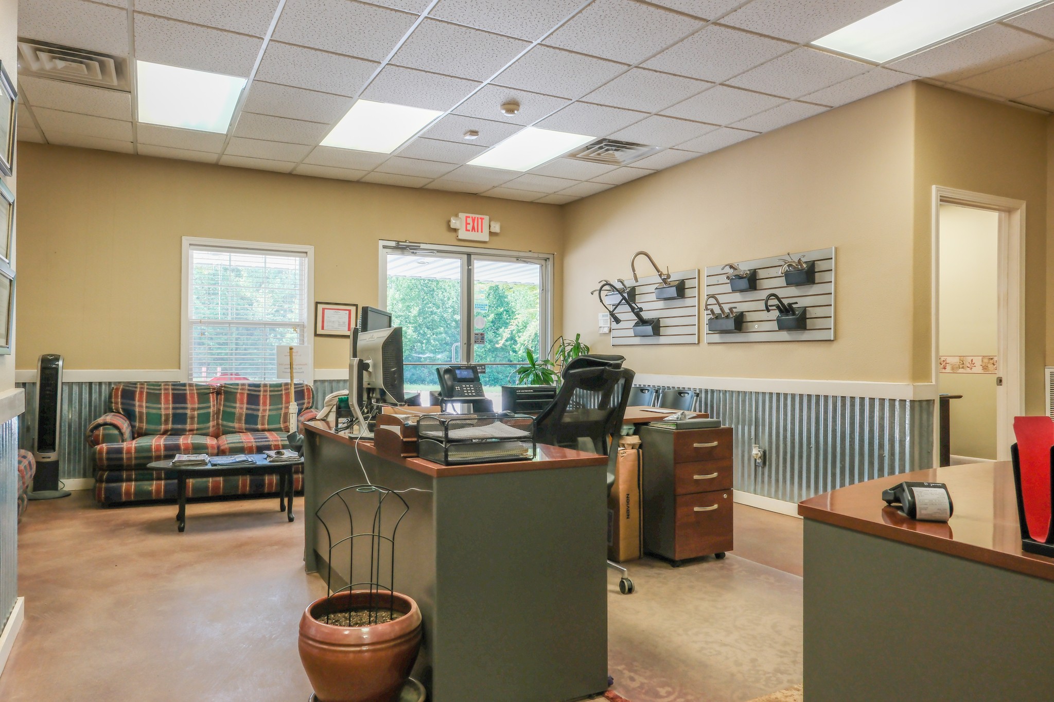 10610 Highway 79 Springville, TN 38256 - Photo 18 of 60 a room with furniture and a window