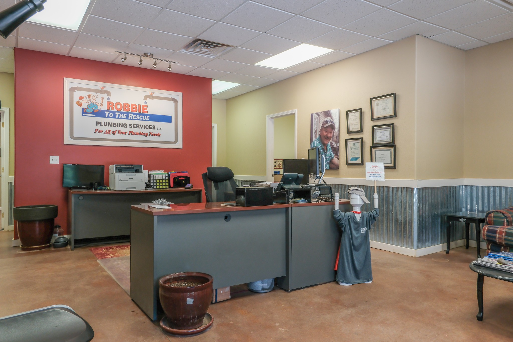 10610 Highway 79 Springville, TN 38256 - Photo 20 of 60 a room with furniture and a chandelier