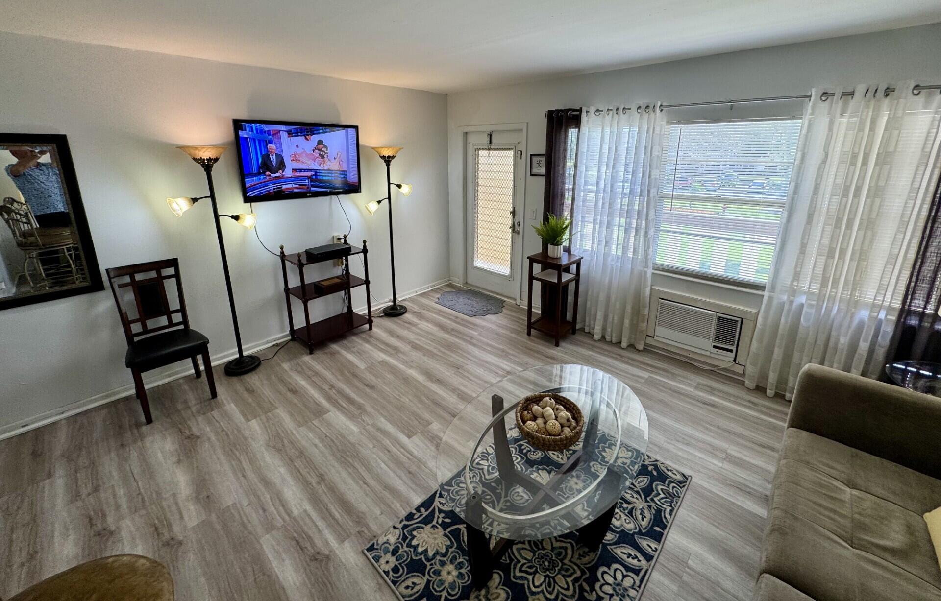 273 Mansfield H, Unit 273 Boca Raton, FL 33434 - Photo 12 of 33 Living Area - Entry