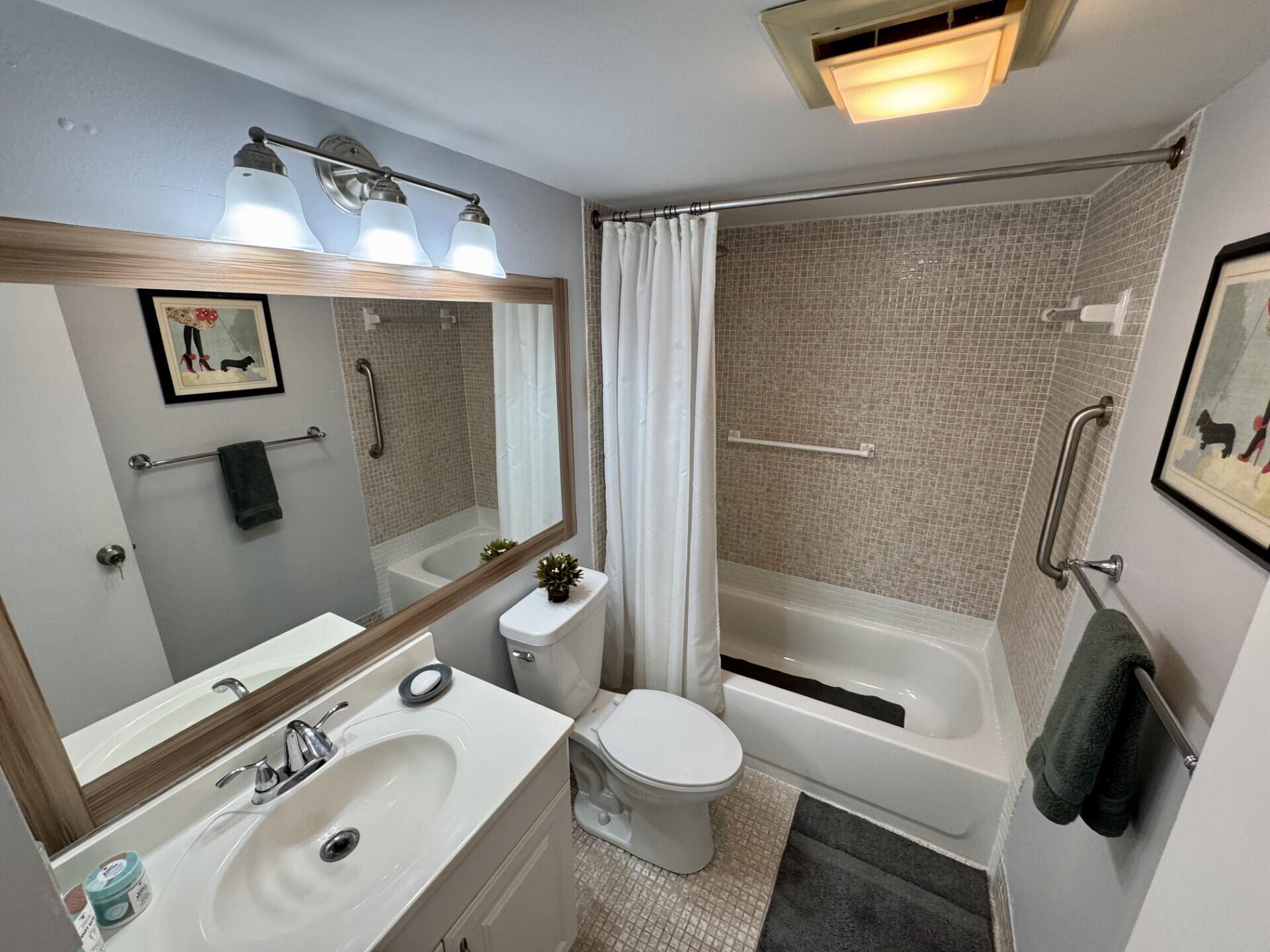 273 Mansfield H, Unit 273 Boca Raton, FL 33434 - Photo 13 of 33 Bathroom