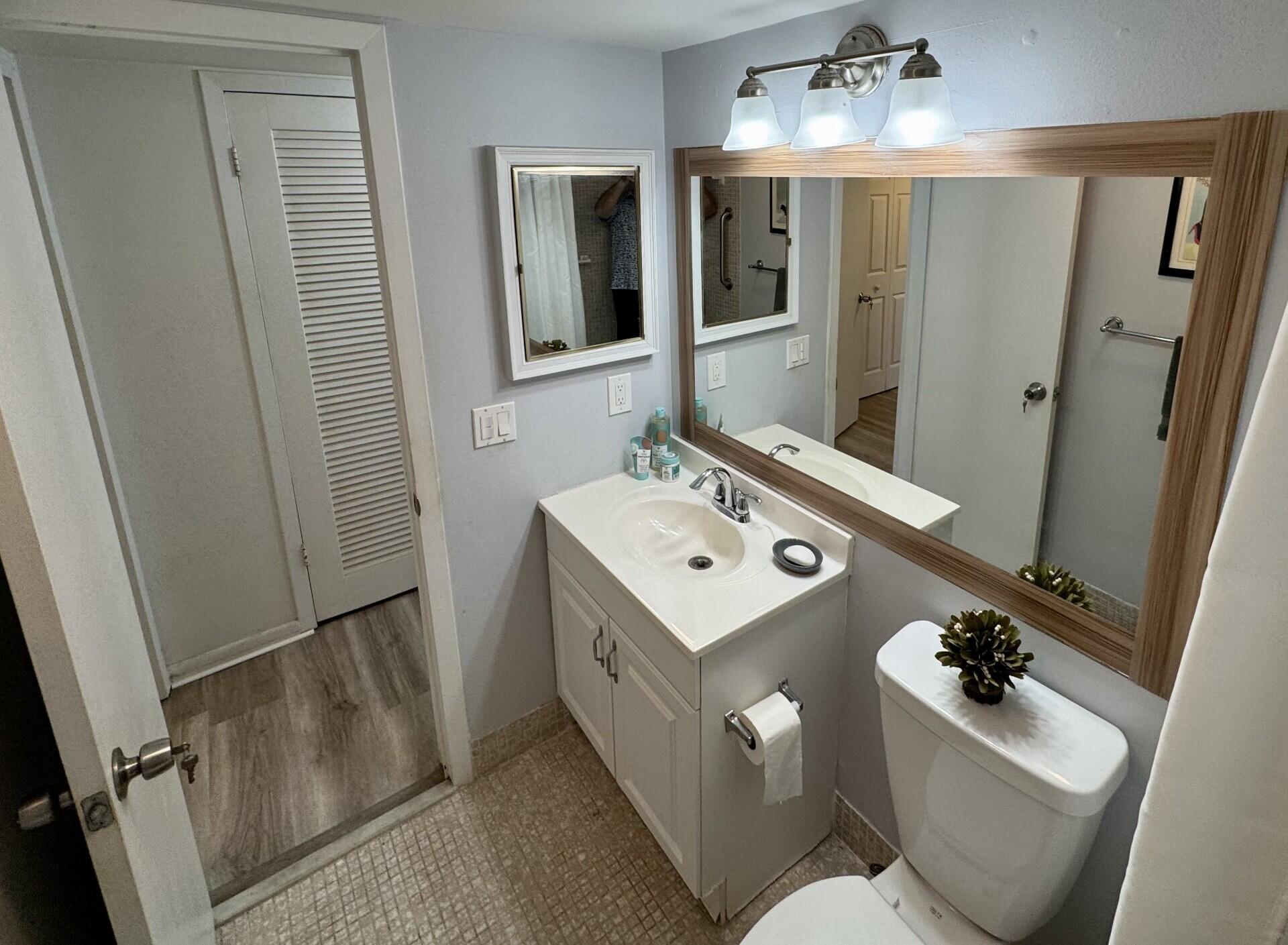 273 Mansfield H, Unit 273 Boca Raton, FL 33434 - Photo 14 of 33 Bathroom 2