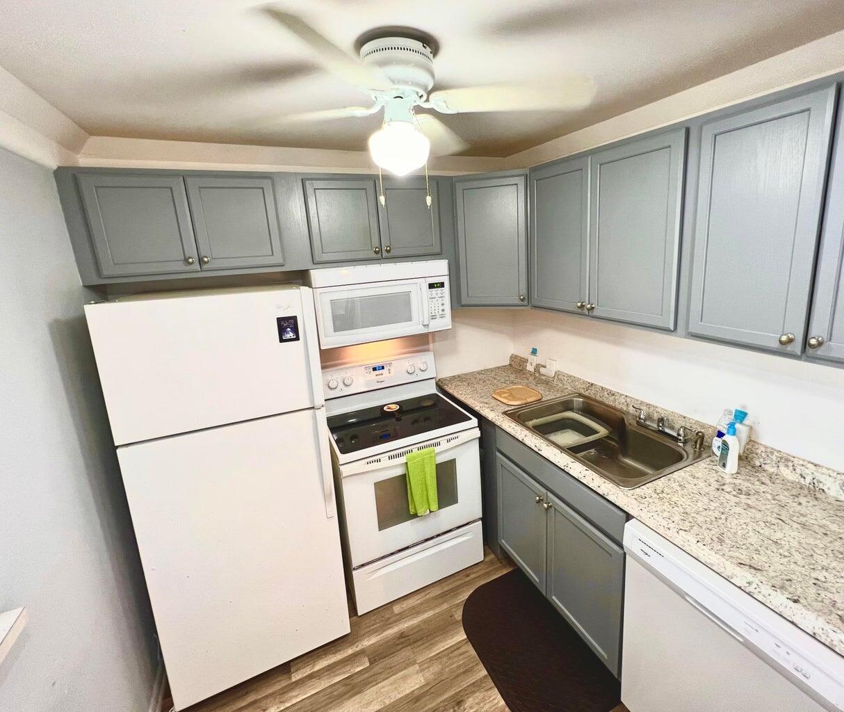 273 Mansfield H, Unit 273 Boca Raton, FL 33434 - Photo 8 of 33 Kitchen