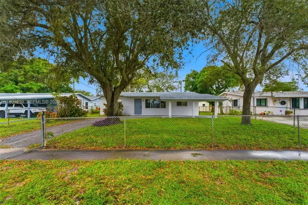 a view of a yard in front of a house