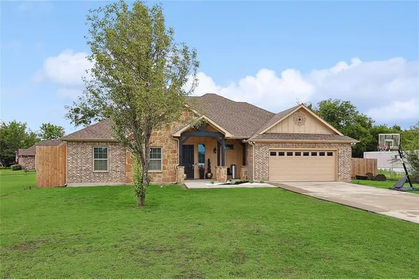 $2,600 | 342 West Huffman Street, Krum, TX 76249