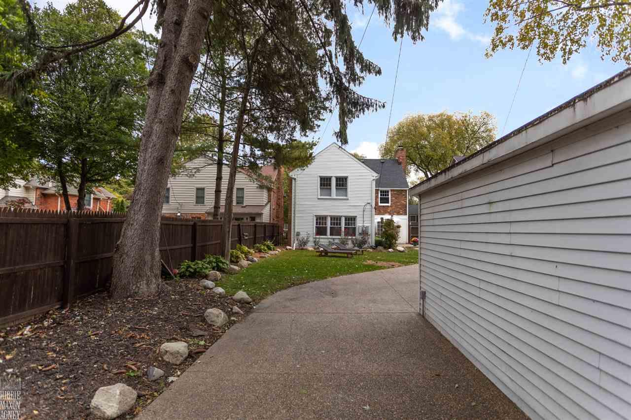 651 Fisher Road Grosse Pointe, MI 48230 - Photo 23 of 25 31363580-22.JPG