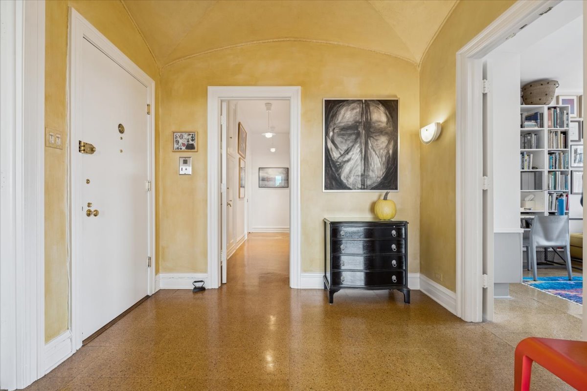 707 West Jr Terrace, Unit 10 Chicago, IL 60613 - Photo 2 of 42