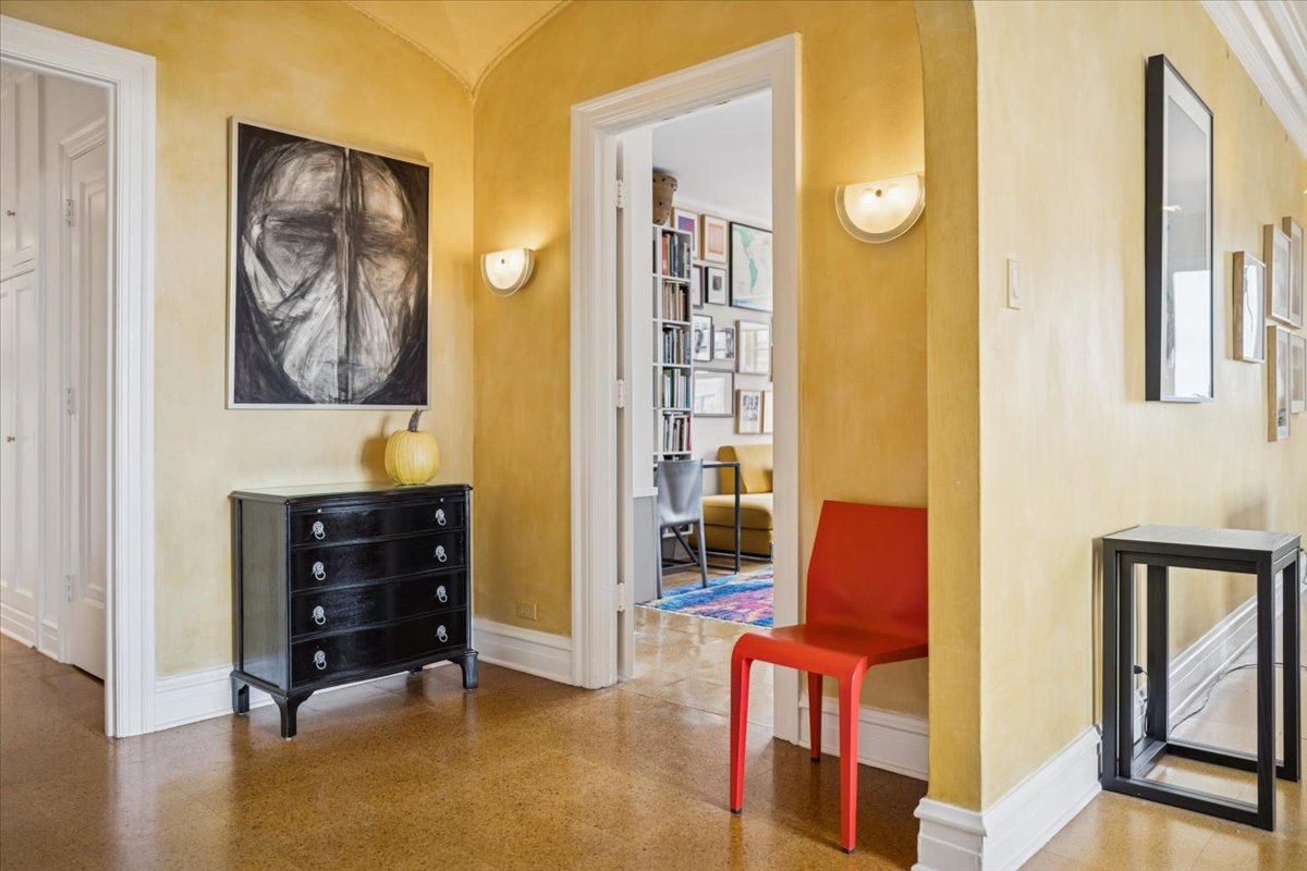 707 West Jr Terrace, Unit 10 Chicago, IL 60613 - Photo 3 of 42
