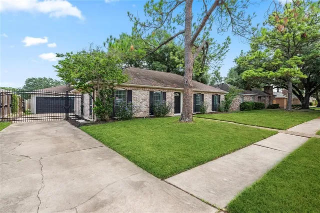 $2,400 | 2219 Briarview Drive, Houston, TX 77077