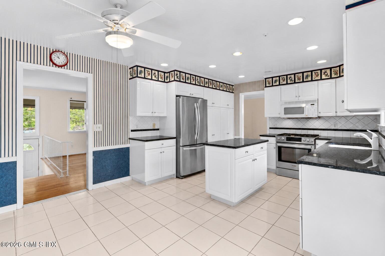 61 Angus Road North, Unit NORTH Greenwich, CT 06831 - Photo 6 of 25 Kitchen