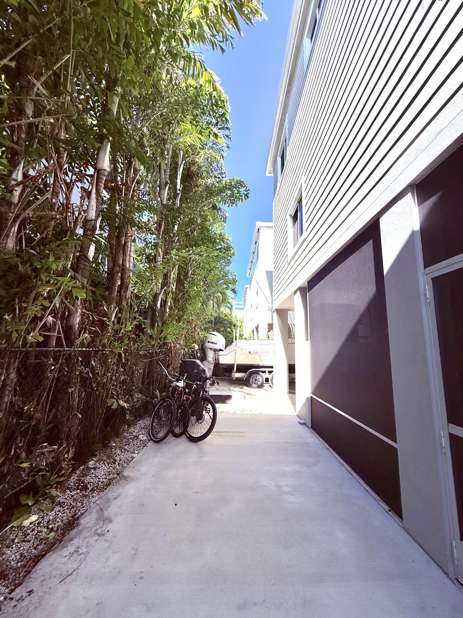 15 Lake View Drive Key Largo, FL 33037 - Photo 6 of 53 a view of a back yard of the house